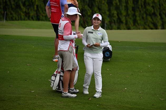(240301) -- SINGAPORE, March 1, 2024 -- Choi Hye-Jin (R) of South Korea reacts during the second day of the HSBC Women s World Championship, WM, Weltmeisterschaft held in Singapore s Sentosa Golf Club on March 1, 2024. (Photo by Then Chih Wey Xinhua) (SP)SINGAPORE-GOLF-WOMEN S WORLD CHAMPIONSHIP XinxJiapo 
