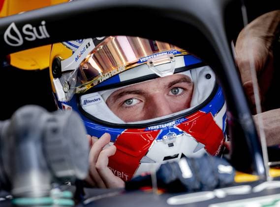 Sport Bilder des Tages BAHRAIN - Max Verstappen (Red Bull Racing) during the third free practice session at the Bahrain International Circuit in the Sakhir desert area prior to the Bahrain Grand Prix. ANP REMKO DE WAAL Practice 2024 2025 xVIxANPxSportx xxANPxIVx 492522385 originalFilename: 492522385.jpg