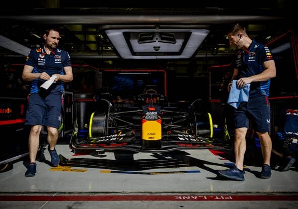 BAHRAIN - Mechanics at the car of Max Verstappen (Red Bull Racing) during the third free practice at the Bahrain International Circuit in the Sakhir desert area prior to the Bahrain Grand Prix. ANP REMKO DE WAAL Practice 2024 2025 xVIxANPxSportx xxANPxIVx 492524847 originalFilename: 492524847.jpg