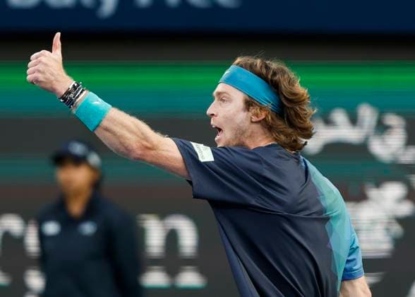 Andrey Rublev streitet mit dem Stuhlschiedsrichter, Dubai Duty Free Tennis Championships, Dubai, U.A.E. Copyright: xJuergenxHasenkopfx
