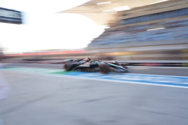 Formula 1 Gulf Air Bahrain Grand Prix 2024 01.03.2024, Bahrain International Circuit, Sakhir, Formula 1 Gulf Air Bahrain Grand Prix 2024 ,im Bild Lewis Hamilton (GBR), Mercedes-AMG Petronas Formula One Team