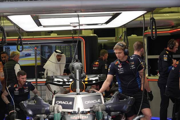 Formula 1 Gulf Air Bahrain Grand Prix 2024 01.03.2024, Bahrain International Circuit, Sakhir, Formula 1 Gulf Air Bahrain Grand Prix 2024 ,im Bild Teamchef Christian Horner (Oracle Red Bull Racing) begrüßt FIA Präsident Mohammed bin Sulayem und geht mit ihm in die Box.