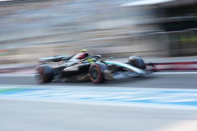 Formula 1 Gulf Air Bahrain Grand Prix 2024 01.03.2024, Bahrain International Circuit, Sakhir, Formula 1 Gulf Air Bahrain Grand Prix 2024 ,im Bild Lewis Hamilton (GBR), Mercedes-AMG Petronas Formula One Team