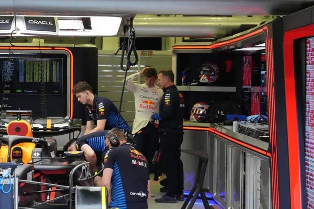 Formula 1 Gulf Air Bahrain Grand Prix 2024 01.03.2024, Bahrain International Circuit, Sakhir, Formula 1 Gulf Air Bahrain Grand Prix 2024 ,im Bild Teamchef Christian Horner (Oracle Red Bull Racing) im Gespräch mit Max Verstappen (NLD), Oracle Red Bull Racing