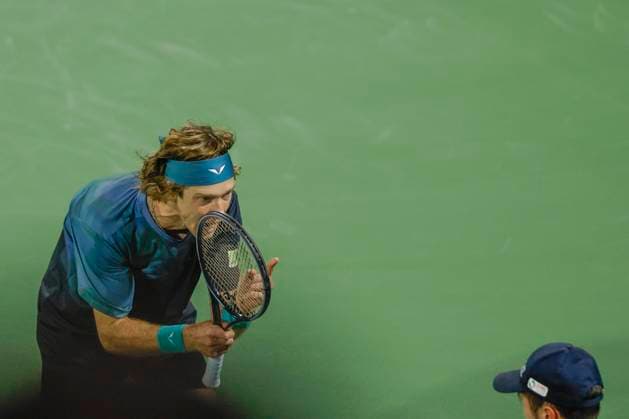 Andrey Rublev schreit den Linienrichter an, Dubai Duty Free Tennis Championships, Dubai, U.A.E. Tennis - Dubai Tennis Championships 2024 - ATP, Tennis Herren - Dubai Duty Free Tennis Stadium - Dubai - - United Arab Emirates - 1 March 2024. Copyright: xJuergenxHasenkopfx
