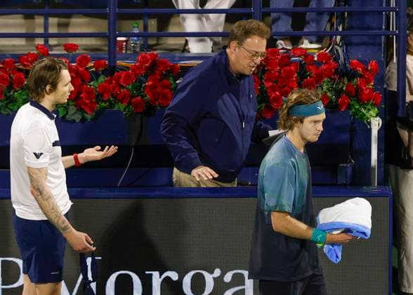 Andrey Rublev wird von Supervisor Roland Herfel disqualifiziert, Alexander Bublik versucht zu schlichten, Dubai Duty Free Tennis Championships, Dubai, U.A.E. Tennis - Dubai Tennis Championships 2024 - ATP, Tennis Herren - Dubai Duty Free Tennis Stadium - Dubai - - United Arab Emirates - 1 March 2024. Copyright: xJuergenxHasenkopfx