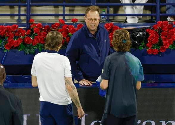 Andrey Rublev wird von Supervisor Roland Herfel disqualifiziert, Dubai Duty Free Tennis Championships, Dubai, U.A.E. Tennis - Dubai Tennis Championships 2024 - ATP, Tennis Herren - Dubai Duty Free Tennis Stadium - Dubai - - United Arab Emirates - 1 March 2024. Copyright: xJuergenxHasenkopfx
