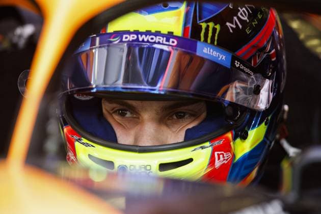 PIASTRI Oscar (aus), McLaren F1 Team MCL38, portrait during the Formula 1 Gulf Air Bahrain Grand Prix 2024, 1st round of the 2024 FIA Formula One World Championship, WM, Weltmeisterschaft from February 29 to March 2, 2024 on the Bahrain International Circuit, in Sakhir, Bahrain - F1 - BAHRAIN GRAND PRIX 2024 DPPI Panoramic  240301_R01_BAHRAIN__BR33569