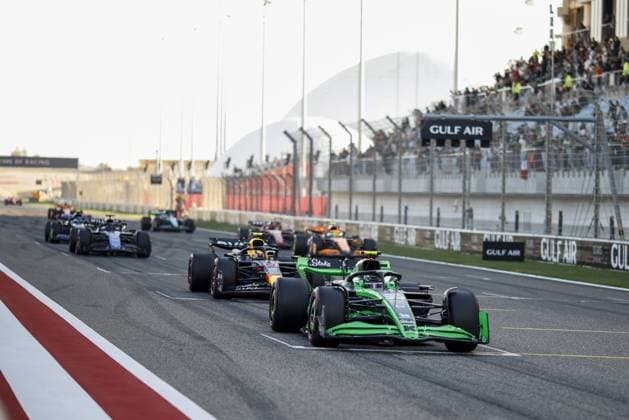 24 ZHOU Guanyu (chi), Stake F1 Team Kick Sauber C44, action starting grid during the Formula 1 Gulf Air Bahrain Grand Prix 2024, 1st round of the 2024 FIA Formula One World Championship, WM, Weltmeisterschaft from February 29 to March 2, 2024 on the Bahrain International Circuit, in Sakhir, Bahrain - F1 - BAHRAIN GRAND PRIX 2024 DPPI Panoramic  240301_R01_BAHRAIN__BR51756