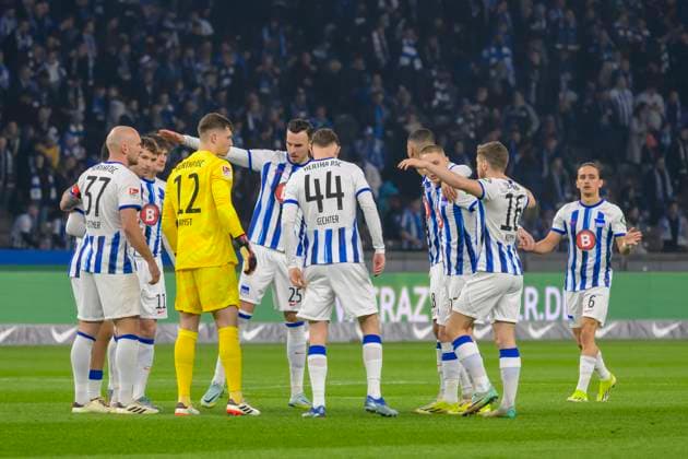 Die Spieler Schwoeren sich aufs Spiel ein, Hertha BSC - Holstein Kiel, 2. Bundesliga, Fussball, DFB, Spielzeit 2023 2024, 24. Spieltag, Olympia - Stadion Berlin, DFB DFL REGULATIONS PROHIBIT ANY USE OF PHOTOGRAPHS AS IMAGE SEQUENCES AND OR QUASI-VIDEO, 01.03. 2024, Foto: HMB Media Uwe Koch