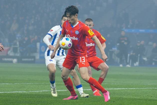 Fussball 2. Bundesliga, Hertha BSC - Holstein Kiel 01.03.2024, xdanx, Fussball 2. Bundesliga, Hertha BSC - Holstein Kiel, v.l. Ibrahim Maza (Hertha BSC 30),Shuto Machino (Holstein Kiel 13),Zweikampf, Duell, Kampf, tackle (DFL DFB REGULATIONS PROHIBIT ANY USE OF PHOTOGRAPHS as IMAGE SEQUENCES and or QUASI-VIDEO) Foto: Daniel Lakomski Mix1 Berlin Olympiastadion Berlin Berlin Deutschland (DE)
