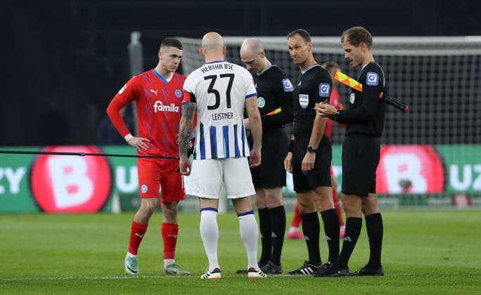 Philipp Sander und Toni Leistner bei der Seitenwahl Fußball Fussball DFL 2.Bundesliga Herren 24.Spieltag Saison 2023 2024 01.03.2024 Hertha BSC Berlin vs. Holstein Kiel DFL regulations prohibit any use of photographs as image sequences and or quasi-video