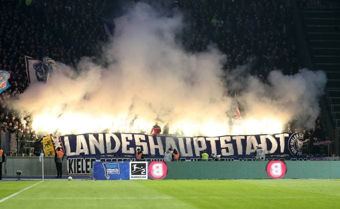 Pyrotechnik, Bengalos, Feuerwerk im Kieler Fanblock Fußball Fussball DFL 2.Bundesliga Herren 24.Spieltag Saison 2023 2024 01.03.2024 Hertha BSC Berlin vs. Holstein Kiel DFL regulations prohibit any use of photographs as image sequences and or quasi-video