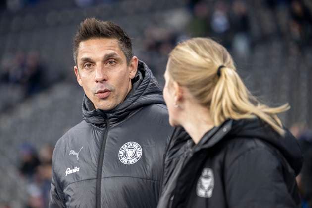 Marcel Rapp (Holstein Kiel, Trainer) auf dem Weg zum Interview. Fussball: 2. Bundesliga, Saison 2023 2024, 24. Spieltag, Hertha BSC - Holstein Kiel am 01.03.2024 im Olympiastadion in Berlin. Wichtiger Hinweis: Gemaess den Vorgaben der DFL Deutsche Fussball Liga bzw. des DFB Deutscher Fussball-Bund ist es untersagt, in dem Stadion und oder vom Spiel angefertigte Fotoaufnahmen in Form von Sequenzbildern und oder videoaehnlichen Fotostrecken zu verwerten bzw. verwerten zu lassen. Foto: Kirchner-Media TH