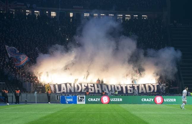 Fussball, Herren, Saison 2023 2024, 2. Bundesliga (24. Spieltag), Hertha BSC - Holstein Kiel, Fans von Kiel zünden Pyrotechnik, 01.03. 2024,