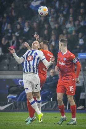 Fussball 2. Bundesliga, Hertha BSC - Holstein Kiel 01.03.2024, xdanx, Fussball 2. Bundesliga, Hertha BSC - Holstein Kiel, v.l. Palko Dardai (Hertha BSC 27),Marco Komenda (Holstein Kiel 3),Philipp Sander (Holstein Kiel 16),Zweikampf, Duell, Kampf, tackle (DFL DFB REGULATIONS PROHIBIT ANY USE OF PHOTOGRAPHS as IMAGE SEQUENCES and or QUASI-VIDEO) Foto: Daniel Lakomski Mix1 Berlin Olympiastadion Berlin Berlin Deutschland (DE)