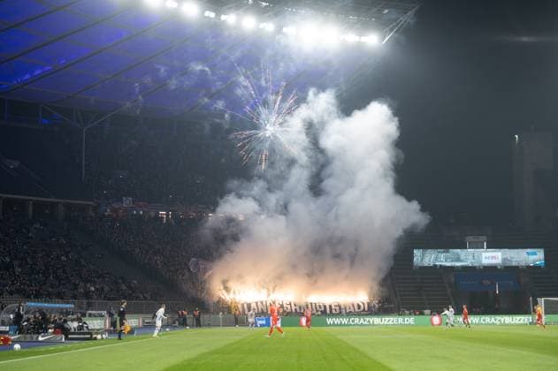 Fussball, Herren, Saison 2023 2024, 2. Bundesliga (24. Spieltag), Hertha BSC - Holstein Kiel, Fans von Kiel zünden Pyrotechnik, 01.03. 2024,