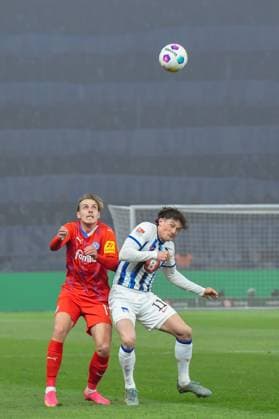 Fussball 2. Bundesliga, Hertha BSC - Holstein Kiel 01.03.2024, xdanx, Fussball 2. Bundesliga, Hertha BSC - Holstein Kiel, v.l. Timo Becker (Holstein Kiel 17),Fabian Reese (Hertha BSC 11),Zweikampf, Duell, Kampf, tackle (DFL DFB REGULATIONS PROHIBIT ANY USE OF PHOTOGRAPHS as IMAGE SEQUENCES and or QUASI-VIDEO) Foto: Daniel Lakomski Mix1 Berlin Olympiastadion Berlin Berlin Deutschland (DE)