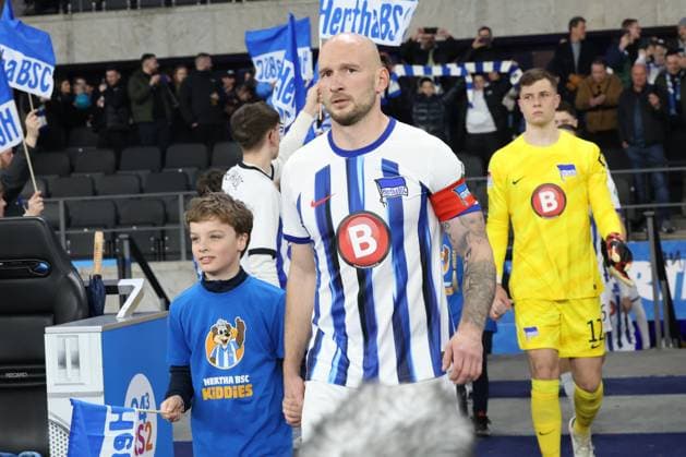 DEU, DFL, 2. FBL, Hertha BSC vs. Holstein Kiel, 01.03.2024, Berliner Olympiastadion, Berlin, DEU, DFL, 2. FBL, Hertha BSC vs. Holstein Kiel, im Bild Toni Leistner (Hertha BSC Berlin 37), Tjark Ernst (Hertha BSC Berlin 12) DFL - regulations prohibit any use of Photographs as image sequences and or quasi-video Foto: Juergen Engler nordphoto GmbH