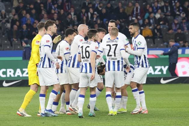DEU, DFL, 2. FBL, Hertha BSC vs. Holstein Kiel, 01.03.2024, Berliner Olympiastadion, Berlin, DEU, DFL, 2. FBL, Hertha BSC vs. Holstein Kiel, im Bild Hertha-Spielerkreis DFL - regulations prohibit any use of Photographs as image sequences and or quasi-video Foto: Juergen Engler nordphoto GmbH