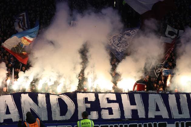 DEU, DFL, 2. FBL, Hertha BSC vs. Holstein Kiel, 01.03.2024, Berliner Olympiastadion, Berlin, DEU, DFL, 2. FBL, Hertha BSC vs. Holstein Kiel, im Bild Kieler-Fans, Pyro DFL - regulations prohibit any use of Photographs as image sequences and or quasi-video Foto: Juergen Engler nordphoto GmbH