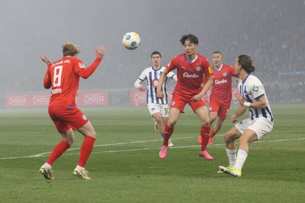 DEU, DFL, 2. FBL, Hertha BSC vs. Holstein Kiel, 01.03.2024, Berliner Olympiastadion, Berlin, DEU, DFL, 2. FBL, Hertha BSC vs. Holstein Kiel, im Bild Michal Karbownik (Hertha BSC Berlin 6), Shute Machino (Holstein Kiel 13), Finn Porath (Holstein Kiel 8) DFL - regulations prohibit any use of Photographs as image sequences and or quasi-video Foto: Juergen Engler nordphoto GmbH