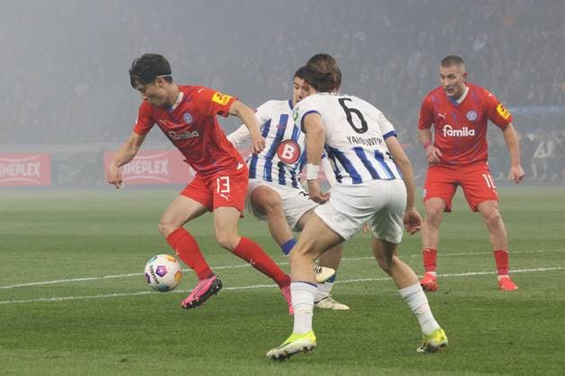 DEU, DFL, 2. FBL, Hertha BSC vs. Holstein Kiel, 01.03.2024, Berliner Olympiastadion, Berlin, DEU, DFL, 2. FBL, Hertha BSC vs. Holstein Kiel, im Bild Michal Karbownik (Hertha BSC Berlin 6), Shute Machino (Holstein Kiel 13), DFL - regulations prohibit any use of Photographs as image sequences and or quasi-video Foto: Juergen Engler nordphoto GmbH