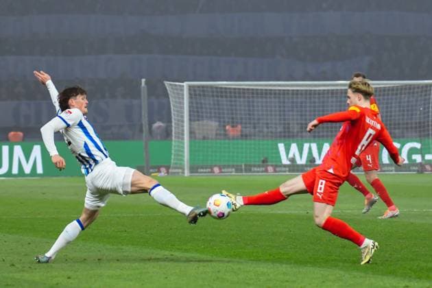 Fussball 2. Bundesliga, Hertha BSC - Holstein Kiel 01.03.2024, xdanx, Fussball 2. Bundesliga, Hertha BSC - Holstein Kiel, v.l. Fabian Reese (Hertha BSC 11),Finn Porath (Holstein Kiel 8),Zweikampf, Duell, Kampf, tackle (DFL DFB REGULATIONS PROHIBIT ANY USE OF PHOTOGRAPHS as IMAGE SEQUENCES and or QUASI-VIDEO) Foto: Daniel Lakomski Mix1 Berlin Olympiastadion Berlin Berlin Deutschland (DE)