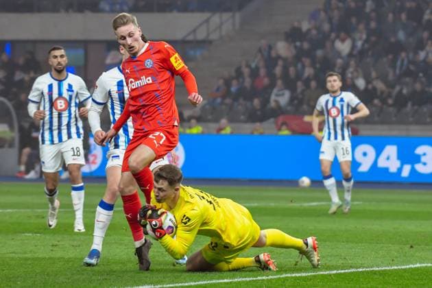 Fussball 2. Bundesliga, Hertha BSC - Holstein Kiel 01.03.2024, xdanx, Fussball 2. Bundesliga, Hertha BSC - Holstein Kiel, v.l. Joshua Mees (Holstein Kiel 27),Tjak Ernst (Hertha BSC 12),Zweikampf, Duell, Kampf, tackle (DFL DFB REGULATIONS PROHIBIT ANY USE OF PHOTOGRAPHS as IMAGE SEQUENCES and or QUASI-VIDEO) Foto: Daniel Lakomski Mix1 Berlin Olympiastadion Berlin Berlin Deutschland (DE)