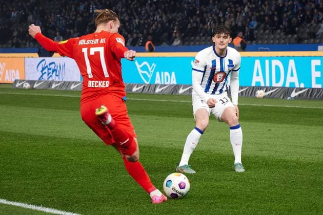 Timo Becker (Holstein Kiel, 17), Fabian Reese (Hertha BSC, 11), GER, Hertha BSC vs. Holstein Kiel, Fussball Herren, 2. Bundesliga, Saison 2023 2024, 24. Spieltag, 01.03.2024. (DFL REGULATIONS PROHIBIT ANY USE OF PHOTOGRAPHS AS IMAGE SEQUENCES AND OR QUASI - VIDEO). GER, Hertha BSC vs. Holstein Kiel, Fussball Herren, 2. Bundesliga, Saison 2023 2024, 24. Spieltag, 01.03.2024. Berlin