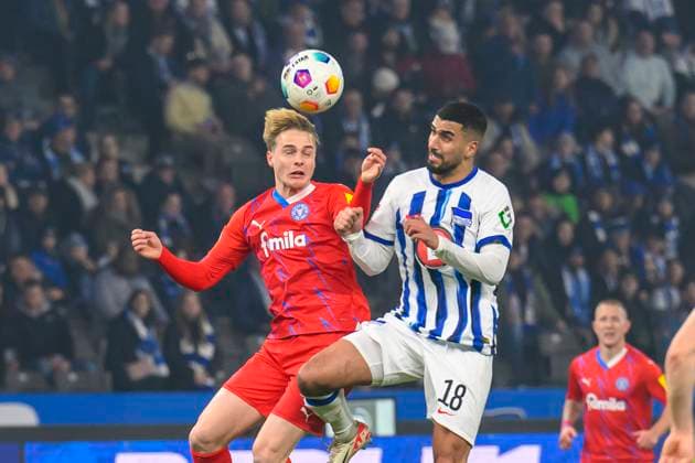 v.l. Finn Porath ( Holstein Kiel, 08), Wilfried Kanga (Hertha BSC, 18), Zweikampf, Action, Kampf, Hertha BSC - Holstein Kiel, 2. Bundesliga, Fussball, DFB, Spielzeit 2023 2024, 24. Spieltag, Olympia - Stadion Berlin, DFB DFL REGULATIONS PROHIBIT ANY USE OF PHOTOGRAPHS AS IMAGE SEQUENCES AND OR QUASI-VIDEO, 01.03. 2024, Foto: HMB Media Uwe Koch