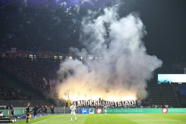 01.03.2024, xtgx, Fussball - 2.Bundesliga, Hertha BSC Berlin - Holstein Kiel emspor, v.l. Symbolfoto, Symbolbild, Fans von Kiel zuenden Pyro, Pyrotechnik, Rauch, Nebel (DFL DFB REGULATIONS PROHIBIT ANY USE OF PHOTOGRAPHS as IMAGE SEQUENCES and or QUASI-VIDEO) Berlin