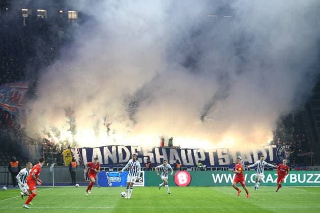 01.03.2024, xtgx, Fussball - 2.Bundesliga, Hertha BSC Berlin - Holstein Kiel emspor, v.l. Symbolfoto, Symbolbild, Fans von Kiel zuenden Pyro, Pyrotechnik, Rauch, Nebel (DFL DFB REGULATIONS PROHIBIT ANY USE OF PHOTOGRAPHS as IMAGE SEQUENCES and or QUASI-VIDEO) Berlin