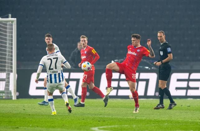 Fussball, Herren, Saison 2023 2024, 2. Bundesliga (24. Spieltag), Hertha BSC - Holstein Kiel, v. l. Palko Dardai (Hertha BSC), Nicolai Remberg (Holstein Kiel), 01.03. 2024,