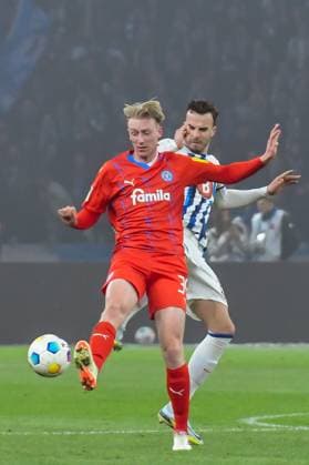 Fussball 2. Bundesliga, Hertha BSC - Holstein Kiel 01.03.2024, xdanx, Fussball 2. Bundesliga, Hertha BSC - Holstein Kiel, v.l. Colin Kleine-Bekel (Holstein Kiel 34),Haris Tabakovic (Hertha BSC 25),Zweikampf, Duell, Kampf, tackle (DFL DFB REGULATIONS PROHIBIT ANY USE OF PHOTOGRAPHS as IMAGE SEQUENCES and or QUASI-VIDEO) Foto: Daniel Lakomski Mix1 Berlin Olympiastadion Berlin Berlin Deutschland (DE)