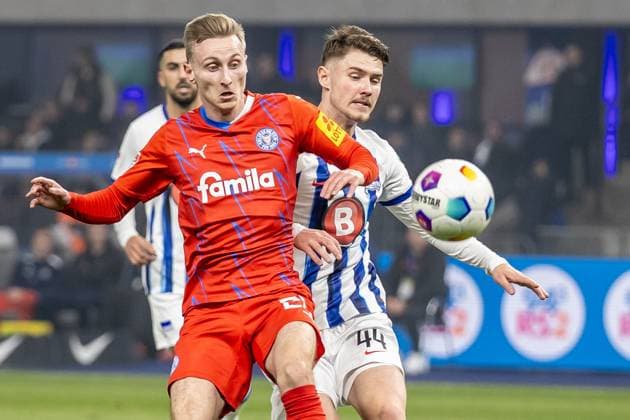 Berlin, 01.03.2024, Fussball, 2.Bundesliga, 24. Spieltag, Hertha BSC - Holstein Kiel, Olympiastadion. Kiels Joshua Mees (l) kaempft gegen Berlins Linus Gechter um den Ball. DFL regulations and DFB regulations prohibit any use of photographs as image sequences and or quasi-video, Foto: Andreas Gora Hertha BSC - Holstein Kiel