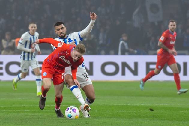Fussball 2. Bundesliga, Hertha BSC - Holstein Kiel 01.03.2024, xdanx, Fussball 2. Bundesliga, Hertha BSC - Holstein Kiel, v.l. Joshua Mees (Holstein Kiel 27),Aymen Barkok (Hertha BSC 18),Zweikampf, Duell, Kampf, tackle (DFL DFB REGULATIONS PROHIBIT ANY USE OF PHOTOGRAPHS as IMAGE SEQUENCES and or QUASI-VIDEO) Foto: Daniel Lakomski Mix1 Berlin Olympiastadion Berlin Berlin Deutschland (DE)