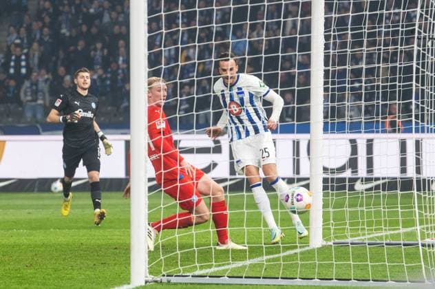 Fussball, Herren, Saison 2023 2024, 2. Bundesliga (24. Spieltag), Hertha BSC - Holstein Kiel, Haris Tabakovic (Hertha BSC) erzielt das Tor zum 1:0 gegen Colin Kleine-Bekel (Holstein Kiel) und Torhüter Timon Weiner (Holstein Kiel), 01.03. 2024,