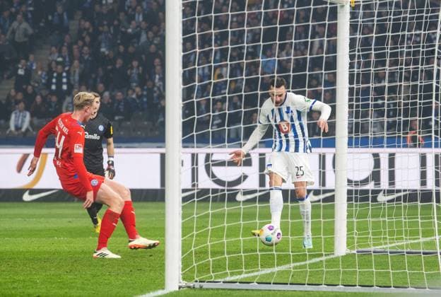 Fussball, Herren, Saison 2023 2024, 2. Bundesliga (24. Spieltag), Hertha BSC - Holstein Kiel, Haris Tabakovic (Hertha BSC) erzielt das Tor zum 1:0 gegen Colin Kleine-Bekel (Holstein Kiel) und Torhüter Timon Weiner (Holstein Kiel), 01.03. 2024,