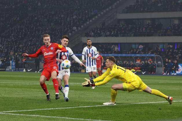 DEU, DFL, 2. FBL, Hertha BSC vs. Holstein Kiel, 01.03.2024, Berliner Olympiastadion, Berlin, DEU, DFL, 2. FBL, Hertha BSC vs. Holstein Kiel, im Bild Tjark Ernst (Hertha BSC Berlin 12), Linus Gechter (Hertha BSC Berlin 44), Joshua Mees (Holstein Kiel 27) DFL - regulations prohibit any use of Photographs as image sequences and or quasi-video Foto: Juergen Engler nordphoto GmbH