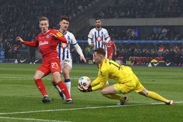 DEU, DFL, 2. FBL, Hertha BSC vs. Holstein Kiel, 01.03.2024, Berliner Olympiastadion, Berlin, DEU, DFL, 2. FBL, Hertha BSC vs. Holstein Kiel, im Bild Tjark Ernst (Hertha BSC Berlin 12), Linus Gechter (Hertha BSC Berlin 44), Joshua Mees (Holstein Kiel 27) DFL - regulations prohibit any use of Photographs as image sequences and or quasi-video Foto: Juergen Engler nordphoto GmbH