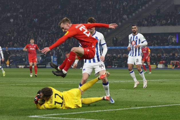 DEU, DFL, 2. FBL, Hertha BSC vs. Holstein Kiel, 01.03.2024, Berliner Olympiastadion, Berlin, DEU, DFL, 2. FBL, Hertha BSC vs. Holstein Kiel, im Bild Tjark Ernst (Hertha BSC Berlin 12), Linus Gechter (Hertha BSC Berlin 44), Joshua Mees (Holstein Kiel 27) DFL - regulations prohibit any use of Photographs as image sequences and or quasi-video Foto: Juergen Engler nordphoto GmbH