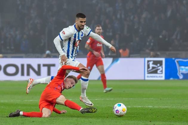 Fussball 2. Bundesliga, Hertha BSC - Holstein Kiel 01.03.2024, xdanx, Fussball 2. Bundesliga, Hertha BSC - Holstein Kiel, v.l. Joshua Mees (Holstein Kiel 27),Aymen Barkok (Hertha BSC 18),Zweikampf, Duell, Kampf, tackle (DFL DFB REGULATIONS PROHIBIT ANY USE OF PHOTOGRAPHS as IMAGE SEQUENCES and or QUASI-VIDEO) Foto: Daniel Lakomski Mix1 Berlin Olympiastadion Berlin Berlin Deutschland (DE)