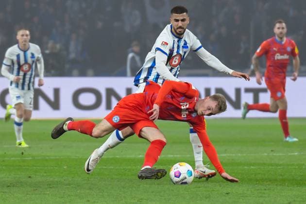 Fussball 2. Bundesliga, Hertha BSC - Holstein Kiel 01.03.2024, xdanx, Fussball 2. Bundesliga, Hertha BSC - Holstein Kiel, v.l. Joshua Mees (Holstein Kiel 27),Aymen Barkok (Hertha BSC 18),Zweikampf, Duell, Kampf, tackle (DFL DFB REGULATIONS PROHIBIT ANY USE OF PHOTOGRAPHS as IMAGE SEQUENCES and or QUASI-VIDEO) Foto: Daniel Lakomski Mix1 Berlin Olympiastadion Berlin Berlin Deutschland (DE)