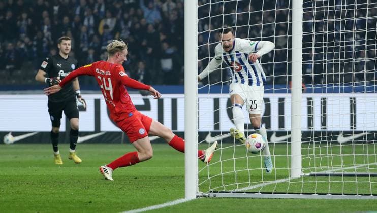Haris Tabakovic erzielt das Tor zum 1:0, Colin Kleine Bekel Zweikampf Spielszene Aktion Fußball Fussball DFL 2.Bundesliga Herren 24.Spieltag Saison 2023 2024 01.03.2024 Hertha BSC Berlin vs. Holstein Kiel DFL regulations prohibit any use of photographs as image sequences and or quasi-video