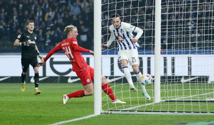Haris Tabakovic erzielt das Tor zum 1:0, Colin Kleine Bekel Zweikampf Spielszene Aktion Fußball Fussball DFL 2.Bundesliga Herren 24.Spieltag Saison 2023 2024 01.03.2024 Hertha BSC Berlin vs. Holstein Kiel DFL regulations prohibit any use of photographs as image sequences and or quasi-video