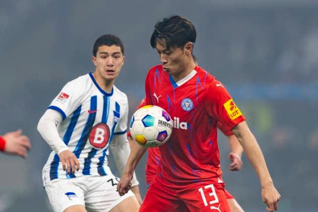 Ballannahme von Shuto Machino (Holstein Kiel, 13) und dahinter Ibrahim Maza (Hertha BSC Berlin, 30).