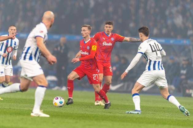 Joshua Mees (Holstein Kiel, 27) laeuft vor Linus Gechter (Hertha BSC Berlin, 44) quer und sucht die Luecke. Fussball: 2. Bundesliga, Saison 2023 2024, 24. Spieltag, Hertha BSC - Holstein Kiel am 01.03.2024 im Olympiastadion in Berlin. Wichtiger Hinweis: Gemaess den Vorgaben der DFL Deutsche Fussball Liga bzw. des DFB Deutscher Fussball-Bund ist es untersagt, in dem Stadion und oder vom Spiel angefertigte Fotoaufnahmen in Form von Sequenzbildern und oder videoaehnlichen Fotostrecken zu verwerten bzw. verwerten zu lassen. Foto: Kirchner-Media TH