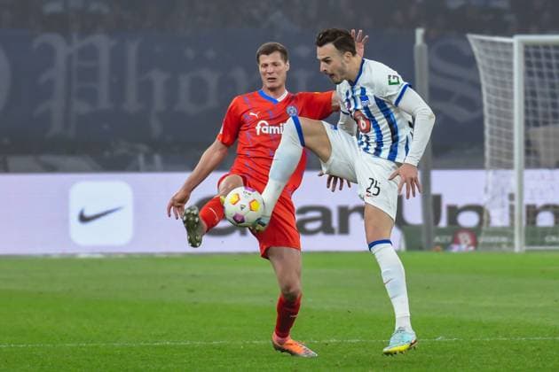 Fussball 2. Bundesliga, Hertha BSC - Holstein Kiel 01.03.2024, xdanx, Fussball 2. Bundesliga, Hertha BSC - Holstein Kiel, v.l. Patrick Erras (Holstein Kiel 4),Haris Tabakovic (Hertha BSC 25),Zweikampf, Duell, Kampf, tackle (DFL DFB REGULATIONS PROHIBIT ANY USE OF PHOTOGRAPHS as IMAGE SEQUENCES and or QUASI-VIDEO) Foto: Daniel Lakomski Mix1 Berlin Olympiastadion Berlin Berlin Deutschland (DE)