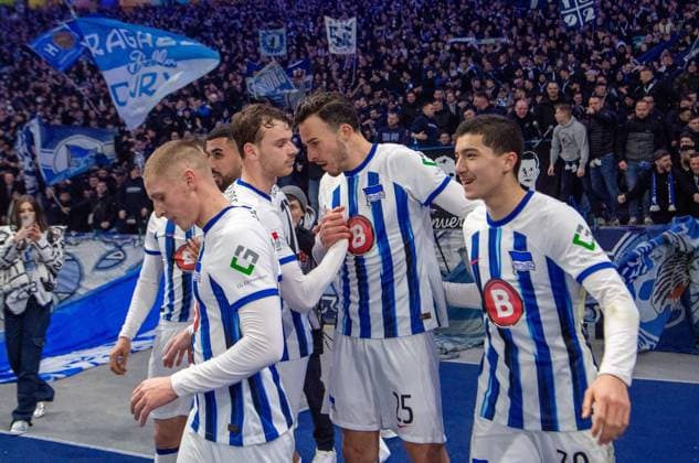 Fussball, Herren, Saison 2023 2024, 2. Bundesliga (24. Spieltag), Hertha BSC - Holstein Kiel, v. l. Palko Dardai (Hertha BSC), Aymen Barkok (Hertha BSC), Pascal Klemens (Hertha BSC), Haris Tabakovic (Hertha BSC), Ibrahim Maza (Hertha BSC), Jubel nach Tor zum 1:0, 01.03. 2024,